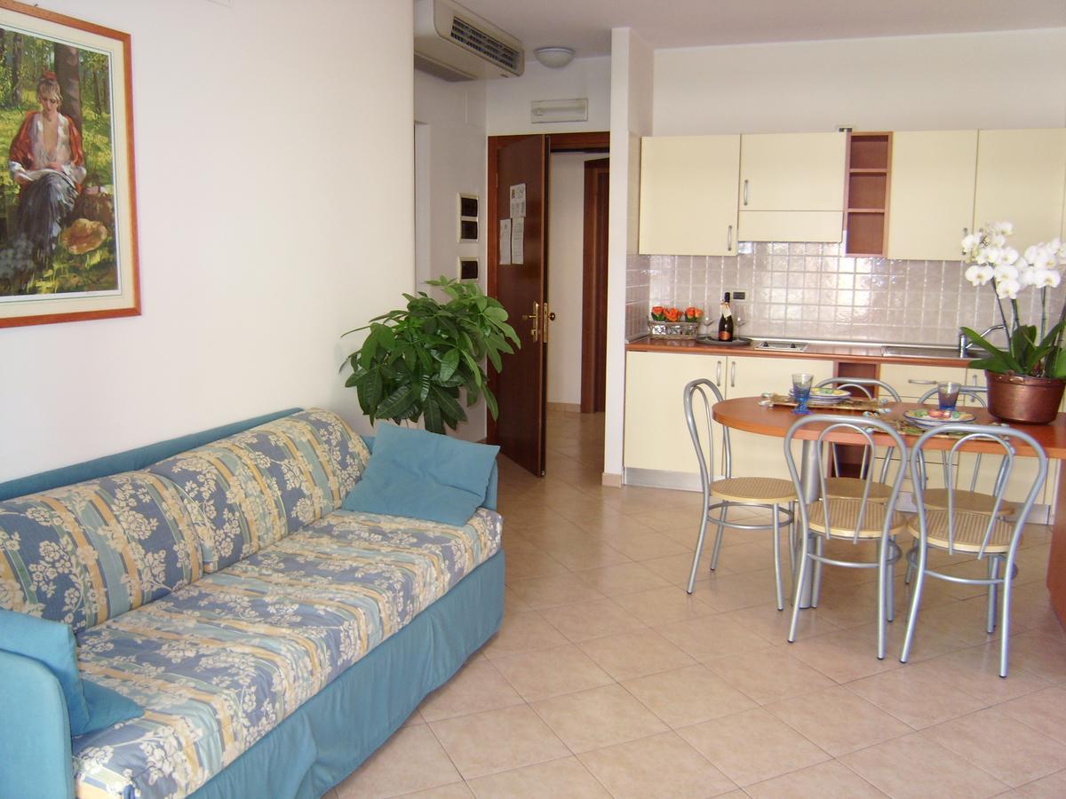 Residence Torre Del Mar Alba Adriatica Chambre photo